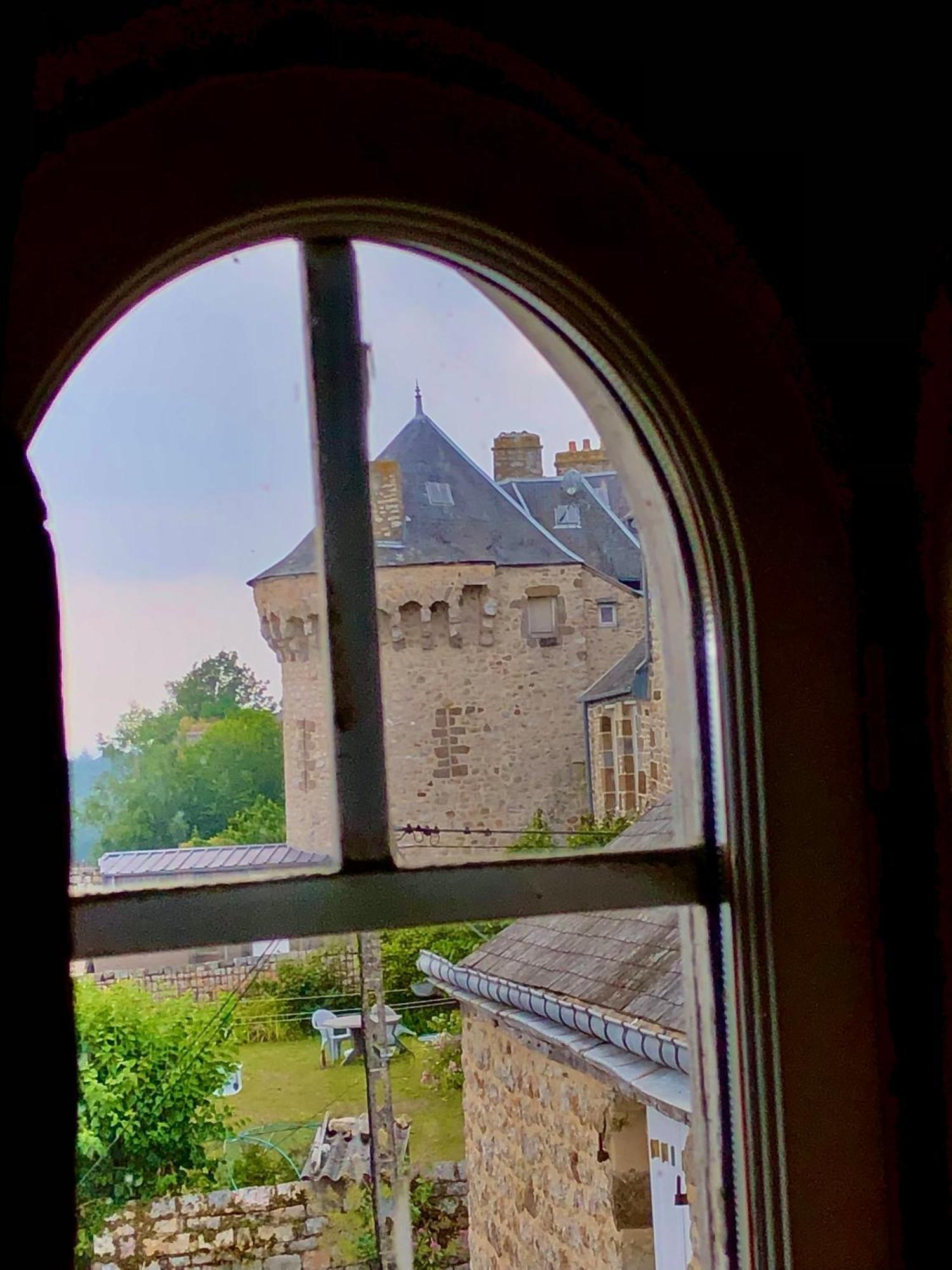 Bed and Breakfast La Maison Sur Les Remparts à Domfront  Extérieur photo