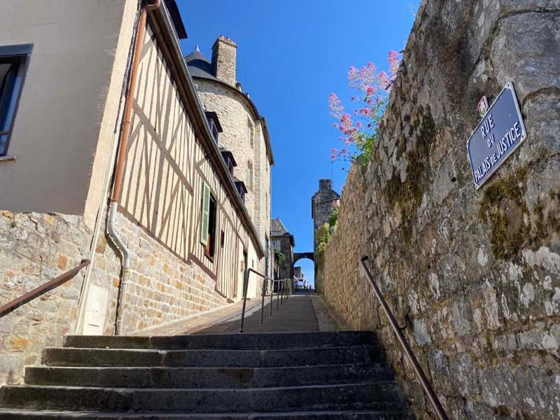 Bed and Breakfast La Maison Sur Les Remparts à Domfront  Extérieur photo